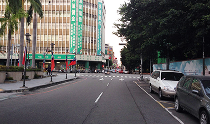 市府路-路邊停車格,往郵局方向拍攝